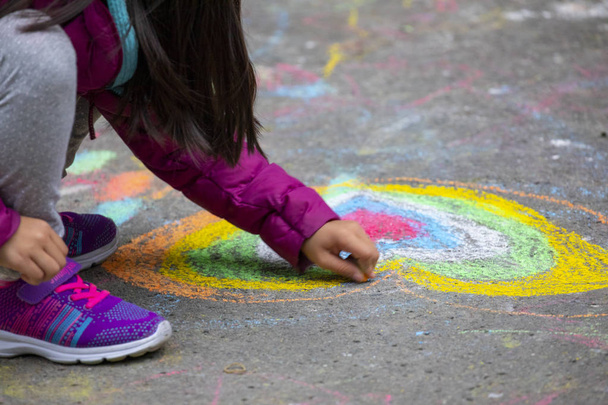 Дитина на відкритому парку, малює каракулі з крейдою щасливою
 - Фото, зображення