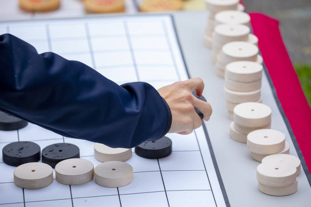 Το κοινοτικό κέντρο δραστηριοτήτων φιλοξενεί τον διαγωνισμό αναψυχής Limin και το σκάκι (λέξη σκάκι: βασιλιάς, κύριος, φάση, αυτοκίνητο, άλογο... Κινέζικο σκάκι) - Φωτογραφία, εικόνα