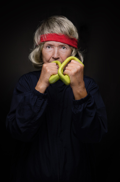 Harmaa tukka vanha nainen on nyrkkeilijä
 - Valokuva, kuva