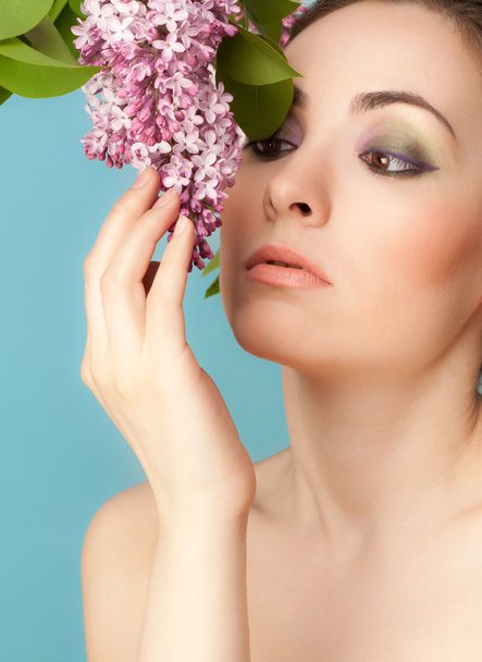 Portret van mooie vrouw met make-up en tak van lila - Foto, afbeelding