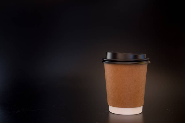 Papír csésze kávé fekete alapon - Fotó, kép