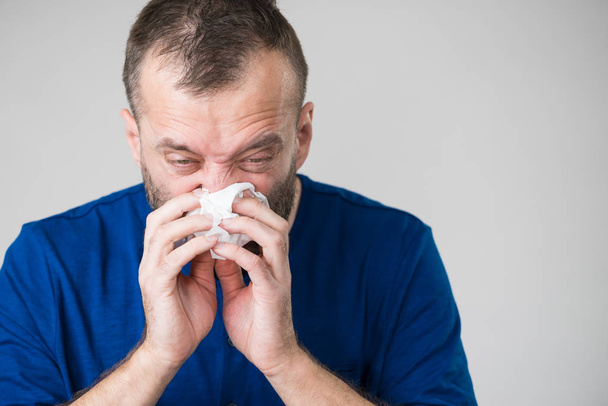 Man blowing nose - Fotografie, Obrázek