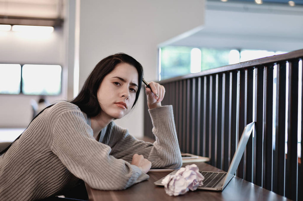 Business Concept. Young businesswomen are stressed at work. Wome - Foto, imagen