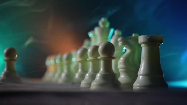 шахи настільної гри концепція бізнес-ідей та конкурсу та стратегія ідеї concep. Шахові фігури на темному тлі з димом і туман. - Кадри, відео
