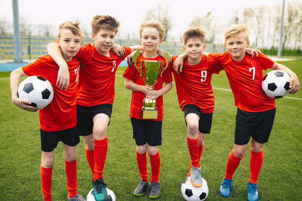 Niños jóvenes felices en el equipo de fútbol
 - Foto, Imagen