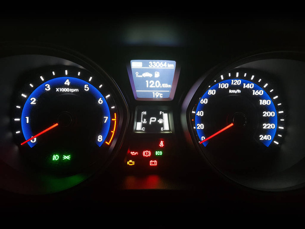 Přístrojová deska přístrojového panelu automobilu v noci. Otáčkoměr, motor, zapalování, řízení, sport - Fotografie, Obrázek