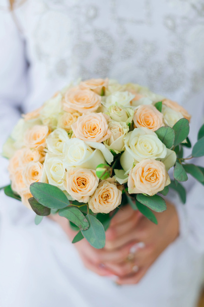 花嫁は結婚式の花束を持っています。美しい結婚式のブーク - 写真・画像