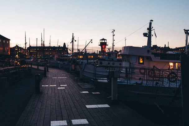Camminando lungo un piccolo molo al tramonto con un sacco di piccole barche, Stoccolma Svezia
 - Foto, immagini