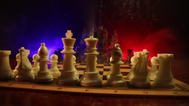 sakk társasjáték fogalma üzleti ötletek és a verseny- és stratégia ötletek fogalom. Sakk számok-a sötét háttér előtt, a füst és a köd. - Felvétel, videó