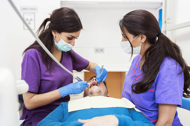 Zahnärzte arbeiten in Zahnklinik - Foto, Bild