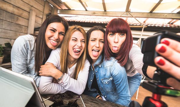 Jóvenes mujeres milenarias tomando selfie para la plataforma de streaming a través de la cámara web de acción digital - Influencer concepto de marketing con chicas milenarias divirtiéndose vlogging feeds en vivo en las redes sociales
 - Foto, imagen