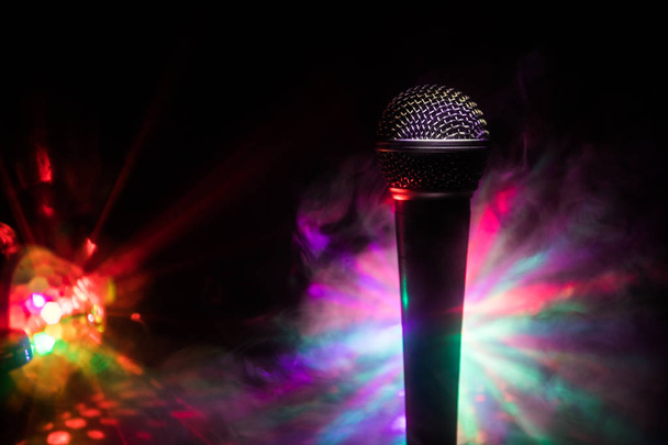 Mikrofon hang, zene, karaoke hangstúdióban vagy színpadon. Mikrofon technológia. Hang, koncert szórakoztató háttér. Beszédadó berendezés. Élő pop, rock zenei előadás - Fotó, kép