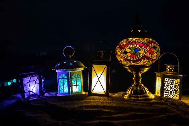 διακοσμητικό αραβικό φανάρι με αναμμένο κερί που λάμπει τη νύχτα. Εορταστική ευχετήρια κάρτα, πρόσκληση για μουσουλμανικό ιερό μήνα Ramadan Kareem. - Φωτογραφία, εικόνα