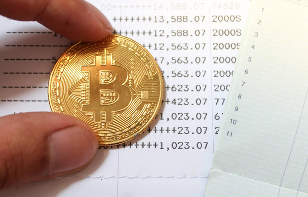 Cryptocurrency kultainen bitcoin. Mies, jolla on kädessään kryptovaluutan symboli - sähköinen virtuaaliraha verkkopankkiin ja kansainväliseen verkkomaksuun, valikoiva keskittyminen, pehmennetty - Valokuva, kuva