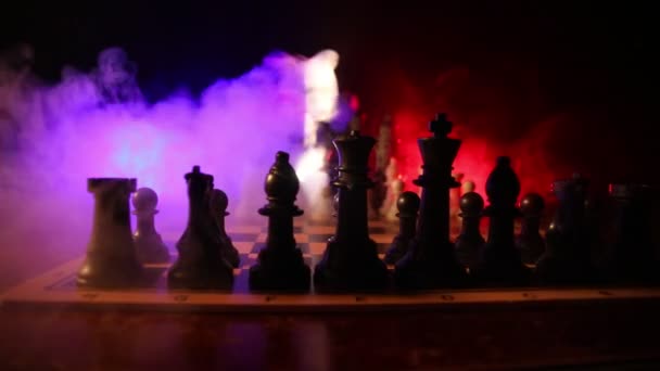Концепция шахматной настольной игры бизнес-идей, конкуренции и стратегических идей. Шахматные фигуры на темном фоне с дымом и туманом
. - Кадры, видео