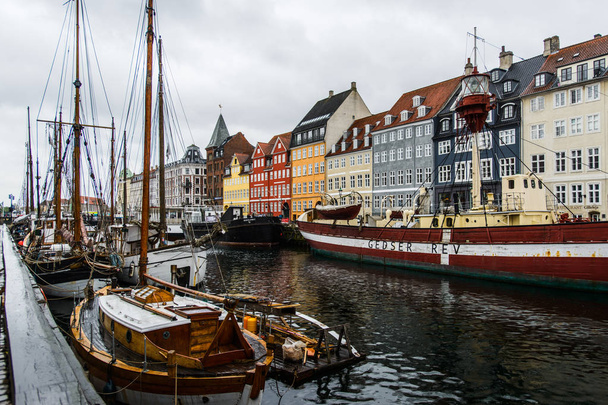 Boats and colourful old houses at Nyhavn harbour, Copenhagen - Foto, imagen