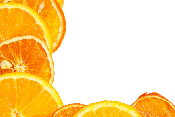 白い孤立した背景に乾燥した新鮮なオレンジ。ビュー f - 写真・画像