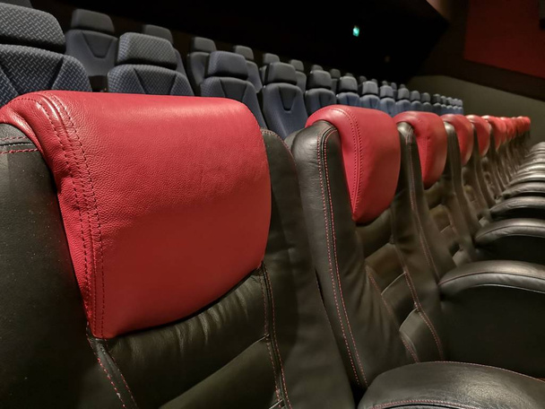 κόκκινες δερμάτινες πολυθρόνες στον άδειο κινηματογράφο - Φωτογραφία, εικόνα