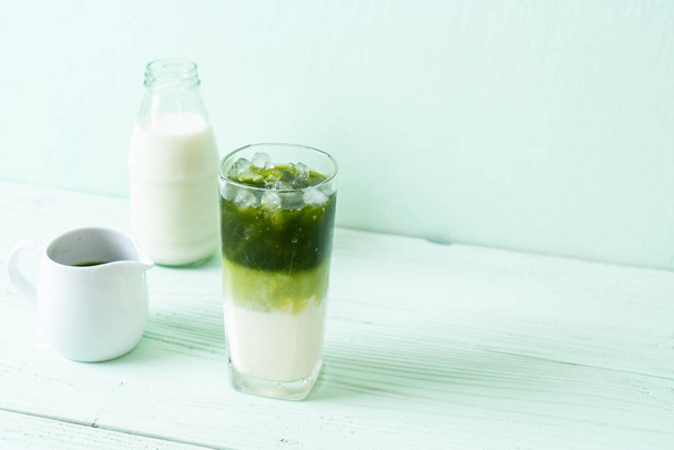 iced matcha green tea latte - Фото, зображення