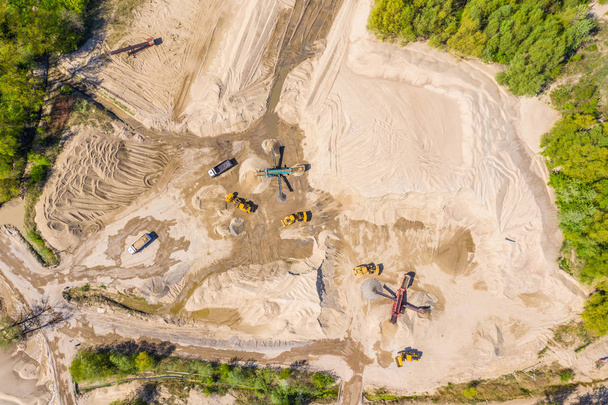 Grind en zand open pit mijnbouw. Luchtfoto - Foto, afbeelding