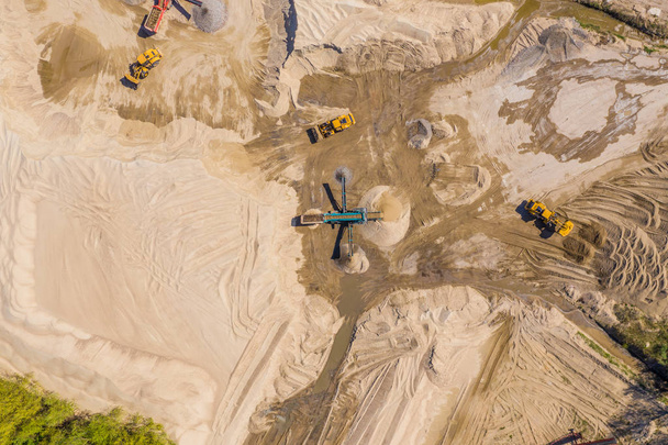 Luftaufnahme über dem Monohydrallit-Minenfeld. Sandmine. Blick von - Foto, Bild