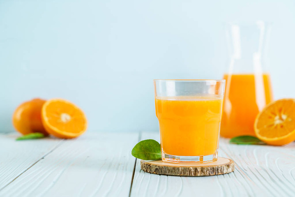 Φρέσκο χυμό πορτοκαλιού, σε φόντο ξύλου - Φωτογραφία, εικόνα