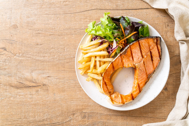 grilled salmon steak fillet with vegetable and french fries - Foto, immagini
