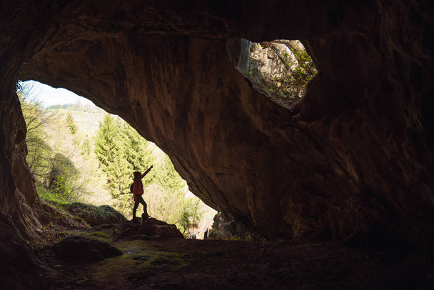 Dívka ve vchodu do jeskyně - Fotografie, Obrázek