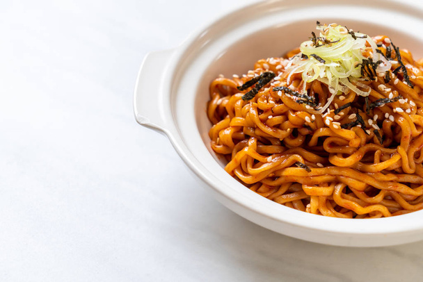 Korean hot and spicy instant noodle with kimchi - Foto, immagini