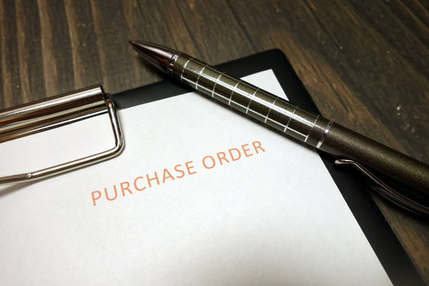 Área de transferência com ordem de compra e caneta na mesa
 - Foto, Imagem