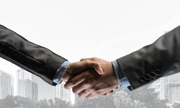Handshake biznesu jako pomysł na jedność i współpracy lub pozdrowienia. Nośniki mieszane - Zdjęcie, obraz