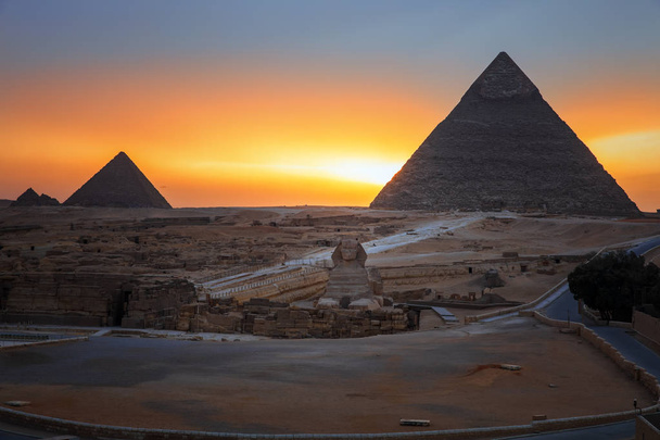 Pyramidy a sfinga v soumraku, večerní pohled na komplex Giza, Egypt - Fotografie, Obrázek