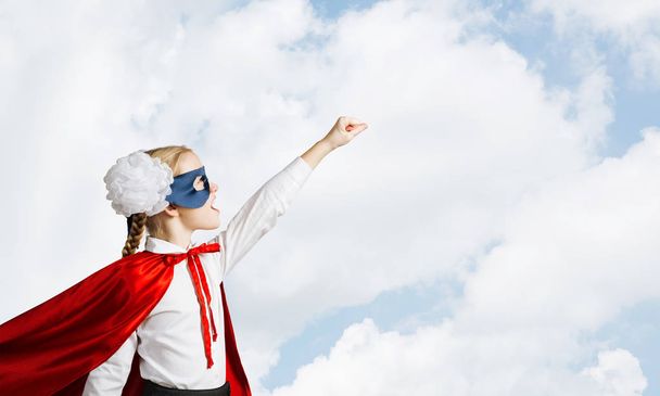 Kis magabiztos gyermek maszk és cape játszik hűvös szuperhős - Fotó, kép