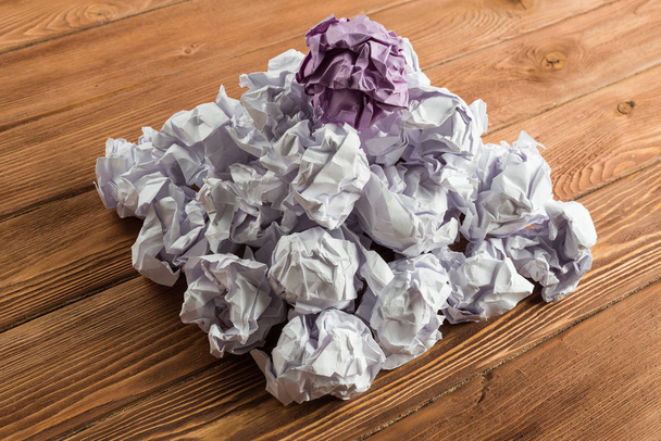 Concept of creativity and inspiration presented by many white paperballs and one color - Foto, Imagen