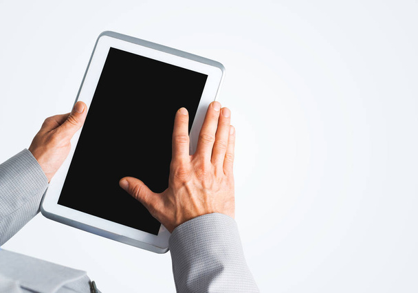 Mãos de empresário segurando tablet pc com tela preta
 - Foto, Imagem