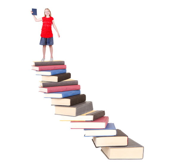 tiener bovenop boek trap - Foto, afbeelding