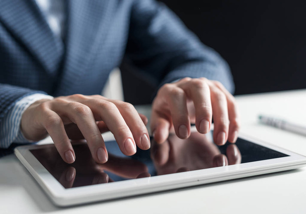 Male hands typing on digital tablet touch screen - Fotografie, Obrázek