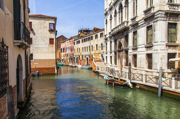 Venecia, Italia, 25 de abril de 2019. El pintoresco canal estrecho típico de Venecia, y los edificios antiguos en su costa
 - Foto, Imagen