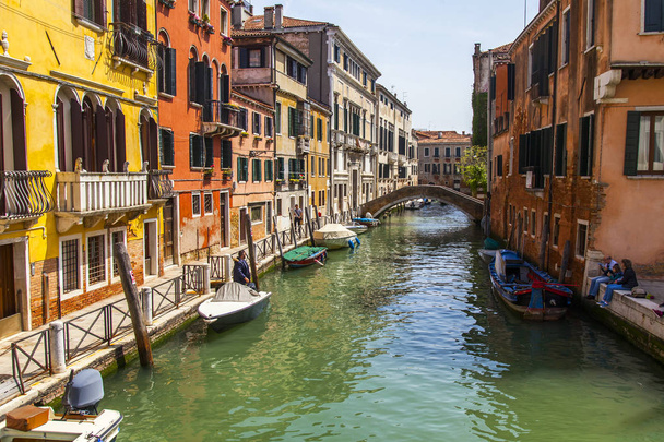Venice, Italy, on April 25, 2019. The picturesque narrow channel typical for Venice, and old buildings on its coast - Foto, Bild