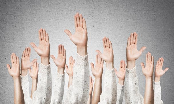 Rij man handen tonen stem gebaar. Deelneming en overeenkomstgroep van tekens. Menselijke handen gebaren op achtergrond van grijze muur. Veel armen bijeengebracht en presenteren populaire gebaar. - Foto, afbeelding