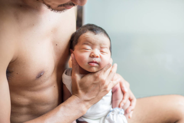 Säugling rülpst nach Trinken von Muttermilch - Foto, Bild