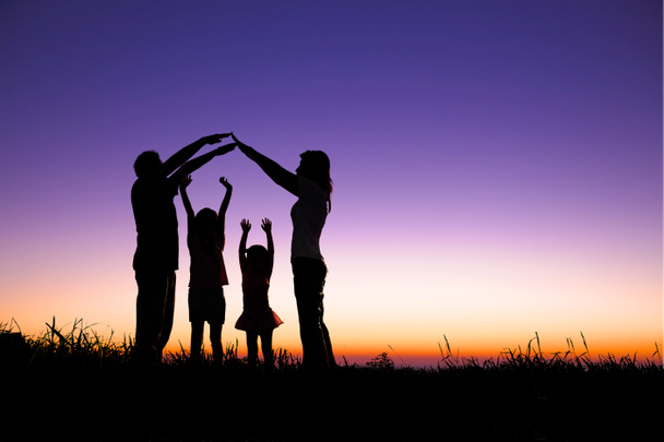 щаслива сім'я робить домашній знак на пагорбі
 - Фото, зображення