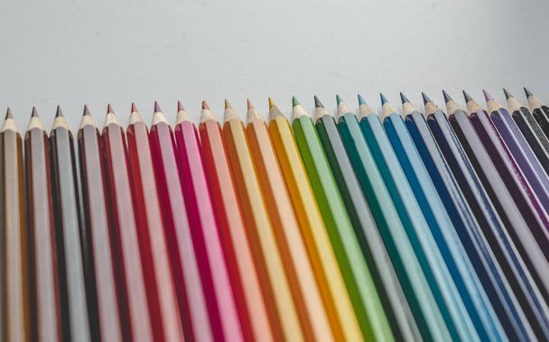 Eri värillinen piirustus kyniä kevyellä taustalla
 - Valokuva, kuva