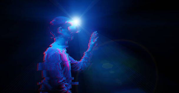 El hombre está usando auriculares de realidad virtual. Imagen con efecto glitch
. - Foto, Imagen