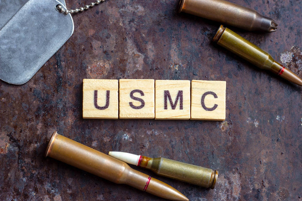 USMC se podepíší kulkami a armádní psí značky na rezavých kovových podkladkách. Vojenský průmysl, koncept amerického námořnictva. - Fotografie, Obrázek