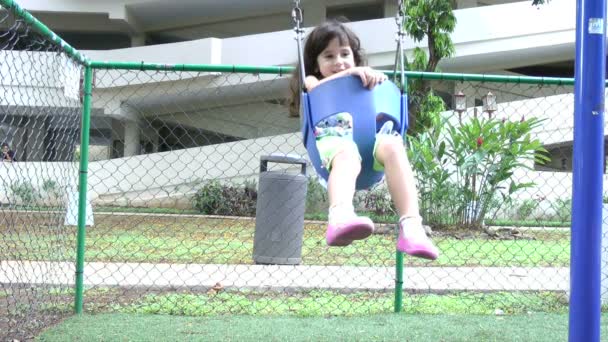 Lassú mozgás, egy kislány hinták a swing-készlet - Felvétel, videó