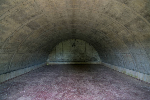 Dentro de um dos antigos bunkers de munições da Segunda Guerra Mundial (também conhecido como igloo 's) na pradaria Midewin Tallgrass, Wilmington, Illinois
. - Foto, Imagem