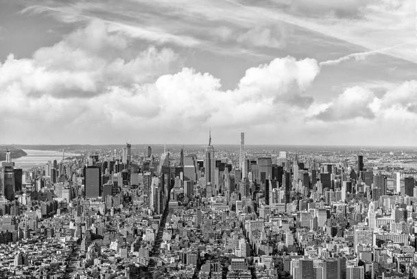 Ilmakuva Manhattanille pilvenpiirtäjineen
 - Valokuva, kuva