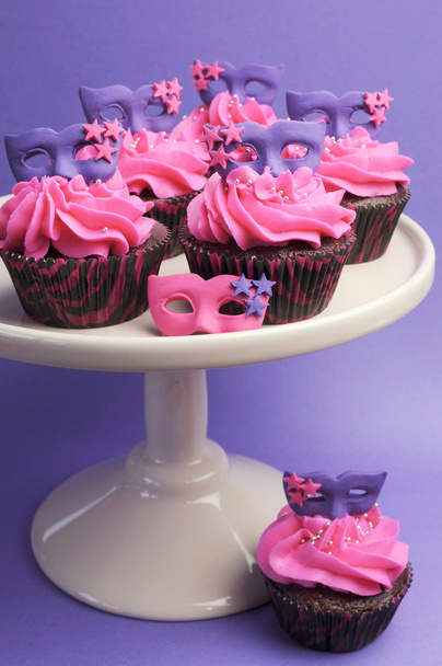 Rózsaszín és lila maskara maszk díszített fél cupcakes - Fotó, kép