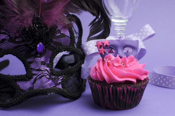 pembe ve mor maske maske parti cupcake pembe krema ile dekore edilmiştir. - Fotoğraf, Görsel